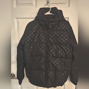 Monogram LV puffer size Medium